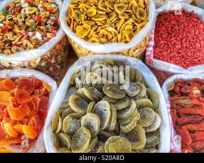 Getrocknete Früchte, einschließlich Goji Beeren, sonnengetrocknete Tomaten, Kiwi, Bananen, Papaya, an einer im Markt in Javea, Spanien. Stockfoto