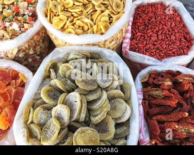 Getrocknete Früchte, einschließlich Goji Beeren, sonnengetrocknete Tomaten, Kiwi, Bananen, Papaya, an einer im Markt in Javea, Spanien. Stockfoto