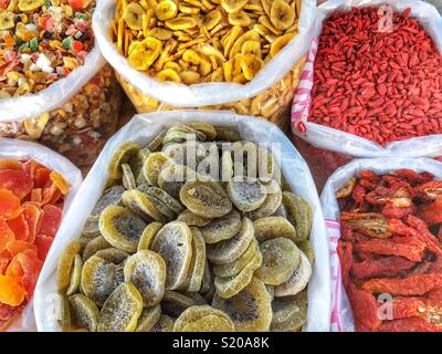 Getrocknete Früchte, einschließlich Goji Beeren, sonnengetrocknete Tomaten, Kiwi, Bananen, Papaya, an einer im Markt in Javea, Spanien. Stockfoto