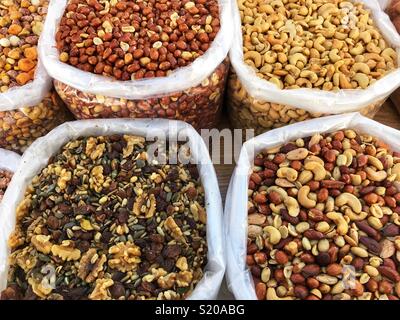 Muttern, einschließlich gemischte Nüsse, Erdnüsse, Mandeln, Walnüsse, Rosinen, zum Verkauf auf einen Markt in Javea, Spanien Abschaltdruck Stockfoto