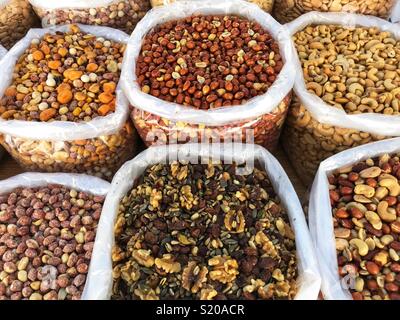 Vielzahl von Muttern mit Erdnüssen, Nüssen und Rosinen, Mandeln, Nüsse, zum Verkauf auf einen Markt in Javea, Spanien Abschaltdruck Stockfoto