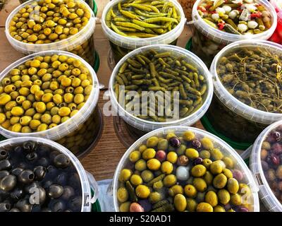 Abschaltdruck Verkauf von verschiedenen Arten von Oliven am Donnerstag Markt in Javea, Spanien Stockfoto
