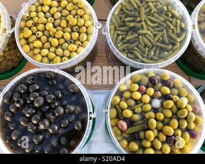 Abschaltdruck Verkauf von verschiedenen Arten von Oliven am Donnerstag Markt in Javea, Spanien Stockfoto