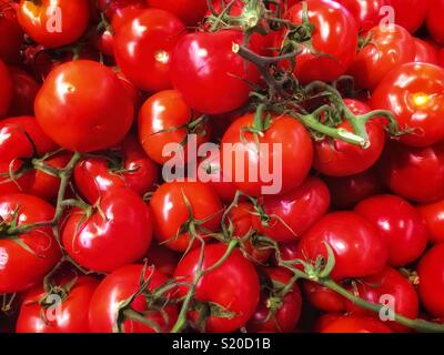 Anzeige einer Charge von Red Delicious appetitliche und frische Tomaten. Stockfoto