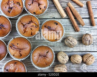 Blick von oben auf die Schokolade Muffins auf einem Holztisch Stockfoto