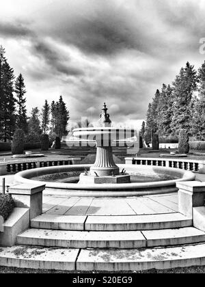 Berühmte Granit Brunnen ca. 1913 warten auf wärmeres Wetter bei der formellen Duncan Garten von Manito Park in Spokane WA Stockfoto