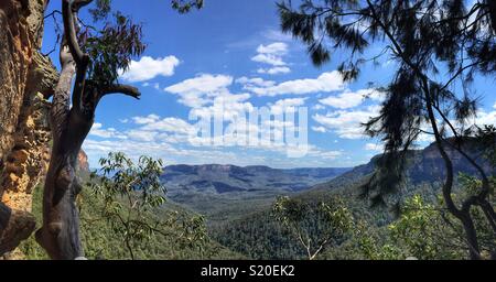 Das Jamison Valley und den Solitären der Schwachen Treppen, Wentworth Falls LOOP-Spur, Blue Mountains National Park, NSW, Australien Stockfoto