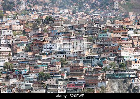 Anzeigen es einer armen Nachbarschaft in Caracas Stockfoto