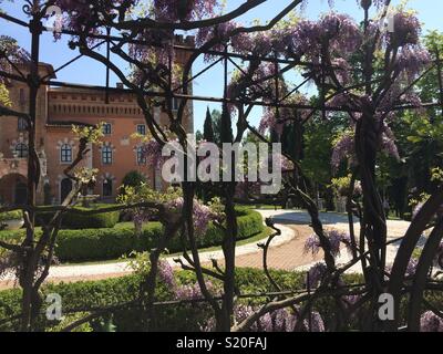 Castello di Spessa als aus den unterschiedlichen Niederlassungen unter der Terrasse gesehen. Capriva del Friuli, Italien. Stockfoto