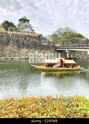 Touristen, eine Bootsfahrt auf dem Burggraben um Burg von Osaka in Japan. Stockfoto