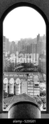 Blick in Hong Kong, eine der seltensten Blick auf die Gebäude und die Berge Meer und Himmel Stockfoto