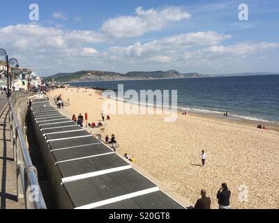 Anzeigen von Lyme Regis Strand. Im Jahr 2017 ergriffen Stockfoto