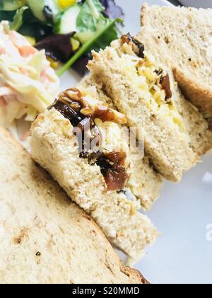 Mit Käse und eingelegten Gurken Brown Bread Sandwich mit Salat Stockfoto