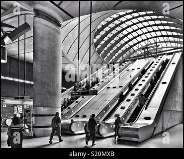 Ein monochromes Bild des berühmten Fahrtreppen in Canary Wharf U-Bahnstation in den Docklands von London, England. Diese TfL-Station ist eine der "am meisten geliebt." Foto: © COLIN HOSKINS, Stockfoto