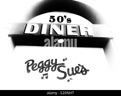 Peggy Sue 50 Diner's anmelden. Traditionelle amerikanische Abendessen auf dem Weg nach Las Vegas. Yermo, USA Stockfoto