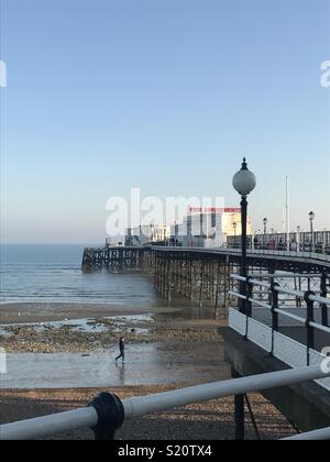 Worthing Pier bei Ebbe. West Sussex Stockfoto