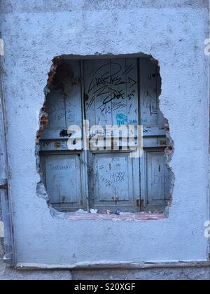 Girona - Loch in der Wand Stockfoto