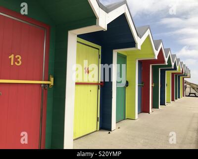 Bunten Badekabinen auf Barry Island Beach Stockfoto