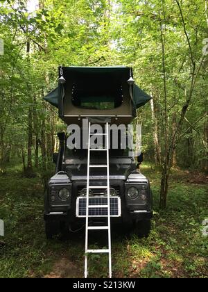 Roof Top Camping im Wald Stockfoto