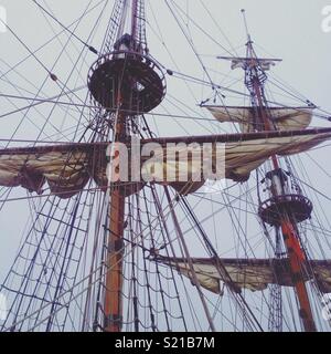 Hohe Segelschiff Masten mit Segel aufgerollt und Seile, Rigging und Crows Nest Stockfoto
