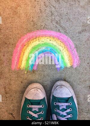 Chalk Regenbogen auf dem Bürgersteig mit bunten Schuhe Stockfoto