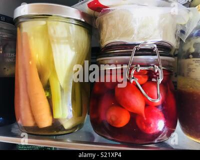 Eingelegtes Gemüse im Kühlschrank. Stockfoto