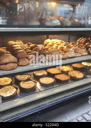 AcBakery Fenster in Kopenhagen, Dänemark, mit viel Kuchen und Leckereien Stockfoto