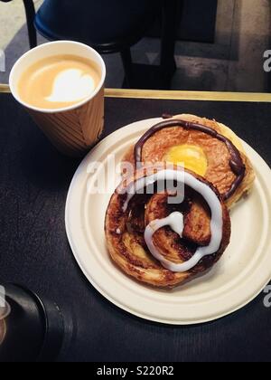 Zwei wienerbrød (dänisches Gebäck) und Kaffee auf einem Tisch in einem Café in Kopenhagen, Dänemark. Stockfoto