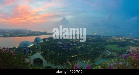 Singapurs Gärten durch die Bucht und den Hafen von Singapur bei Sonnenaufgang Stockfoto