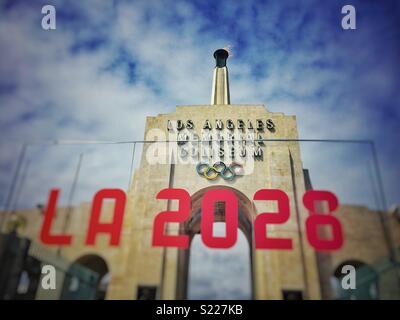 Die Fassade der Los Angeles Memorial Coliseum in Los Angeles wird Gastgeber der Olympischen und Paralympischen Spiele Stockfoto