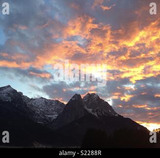 Berge in Garmisch Partenkirchen, Deutschland's höchstem Berg Zugspitze Stockfoto
