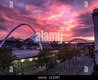In Newcastle-Upon-Tyne berühmten Brücken, die Dämmerung. Stockfoto
