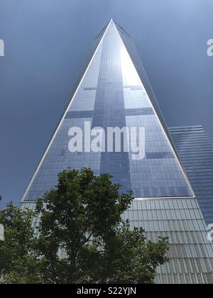 Mit dem iPhone Plus 7. New York World Trade Center einen (Freedom Tower). Die Sonne aus dem Winkel des Gebäudes geben einen Regenbogen Pyramide Wirkung widerspiegeln Stockfoto
