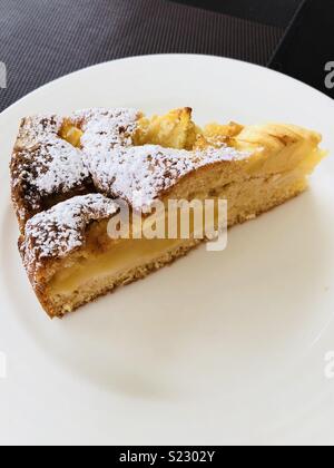 Apfel Kuchen mit Puderzucker auf der Oberseite Stockfoto