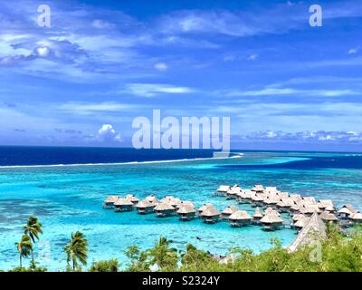 Blick auf die Blaue Lagune mit Überwasser Bungalows, Moorea, Französisch Polynesien, Gesellschaft Inseln Stockfoto