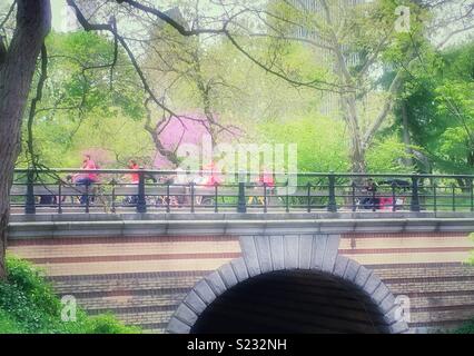 New Yorker genießen ein Frühling im Central Park Pass über Spielkameraden Bogen nach Osten fahren, NYC, USA Stockfoto