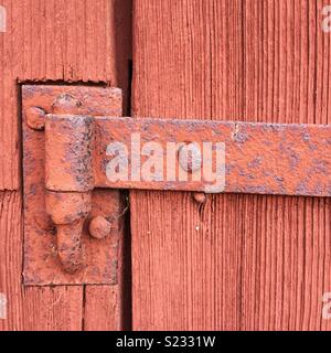 Rusty rot bemalten alten auf einem Holz Tür Scharnier Stockfoto