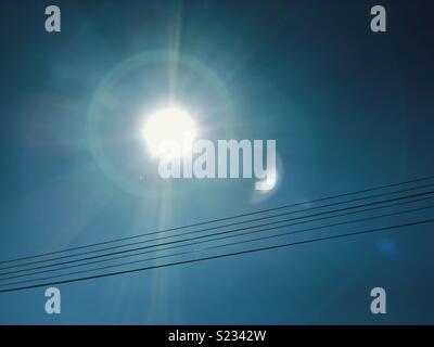 Sonnenlicht und Overhead Netzkabel Stockfoto