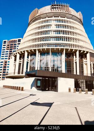 Bienenstock, der Heimat der Vorstand des neuseeländischen Parlaments, und Bowen Haus links, Wellington, Nordinsel Stockfoto