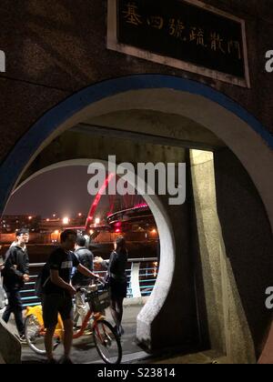 Schlüsselloch Eingang in die Uferpromenade entlang der Tamsui River im Songshan District, Taipei. Stockfoto