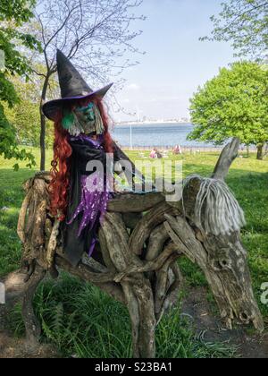 Eine hölzerne Hexe ein Pferd reiten, aus Treibholz, in Vale Park, New Brighton, Wirral, England Stockfoto