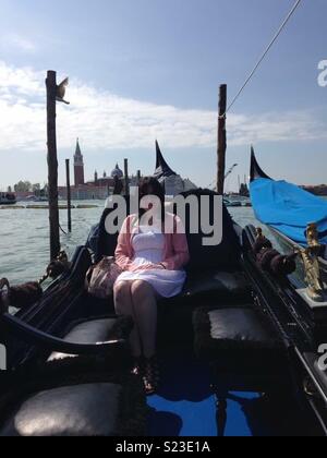 Frau in Cath Kidston Kleidung in einer Gondel in Venedig, Italien. 17. Mai 2016 Stockfoto