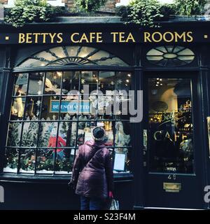 Die vordere von Betty's in York. Stockfoto