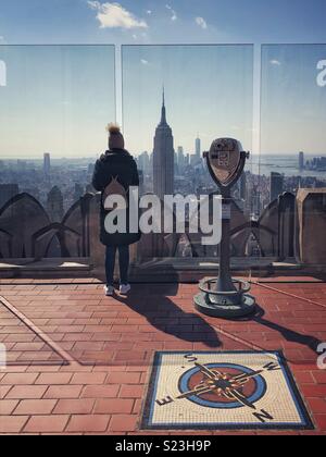 Frau mit Blick über die Dächer von New York Stockfoto