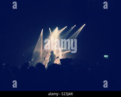 Musiker in Silhouette spielen ein Konzert im Rampenlicht Stockfoto