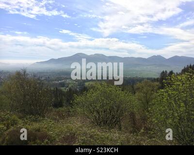 Die Berge von Mourne hinunter zum Meer fegt, County Down Nordirland. Stockfoto