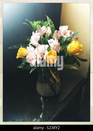 Schönen Blumenstrauß bei mit gelben Rosen. Stockfoto