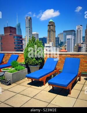 Eine Dachterrasse in einem Co-op-Gebäude mit Blick auf die Skyline von Midtown Manhattan, New York City, USA Stockfoto