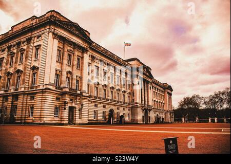 Buckingham Palace, London# Queen # HRM # Royals #london