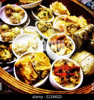 Traditionelle kantonesische Dim Sum, für den Verkauf als Essen zum Mitnehmen in eine Straße Markt in Yuen Long, New Territories, Hong Kong Stockfoto